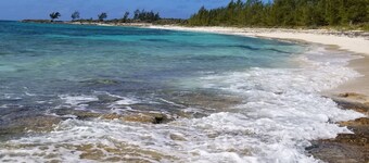 Accueil face à l'océan spectaculaire avec une belle plage de sable isolée.