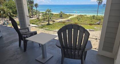 Spektakuläre Ocean Front Home mit einem schönen abgelegenen Sandstrand.