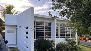 Un bâtiment moderne avec une enseigne indiquant « Beach House » et le numéro « 29 » sur la façade.