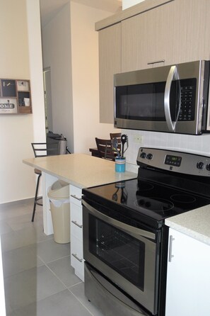 Refrigerador, microondas, horno y parrilla de estufa 