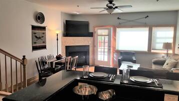 Una televisión LCD, una chimenea, un futbolín, libros