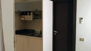 Departamento urbano, cocina (Maestrale) | Cocina privada | Tetera eléctrica