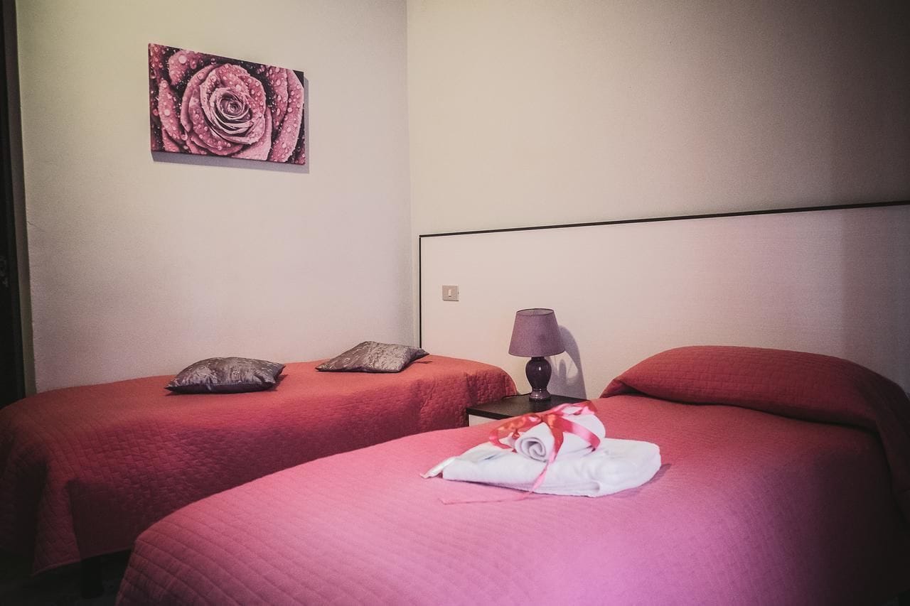 Camera doppia | Una cassaforte in camera, una scrivania, insonorizzazione