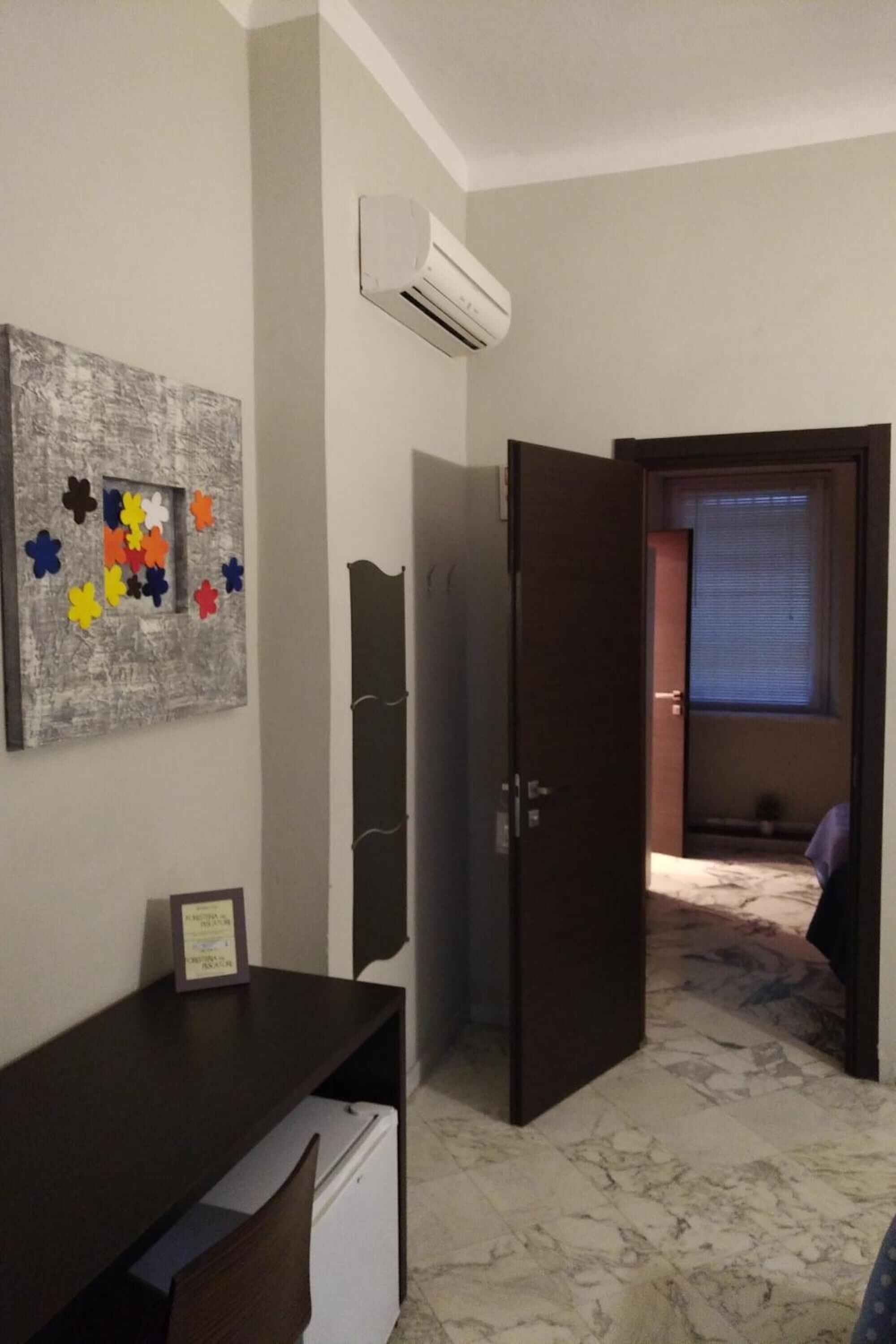 Pengeskab på værelset, skrivebord, lydisolering, gratis Wi-Fi