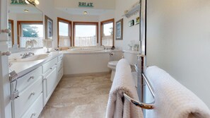 Banheira, secador de cabelo, toalhas de banho, sabonete