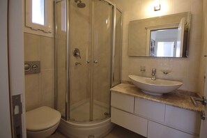 Villa | Badrum | Dusch och hårtork