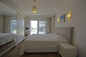 Villa | 3 sovrum, värdeförvaringsskåp på rummet och skrivbord