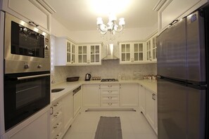 Villa | Private kitchen | Full-size fridge, microwave, oven, stovetop