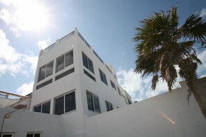 Vista frontal de la propiedad