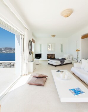 Villa, Private Pool, Sea View | Ruang tamu | TV skrin rata 