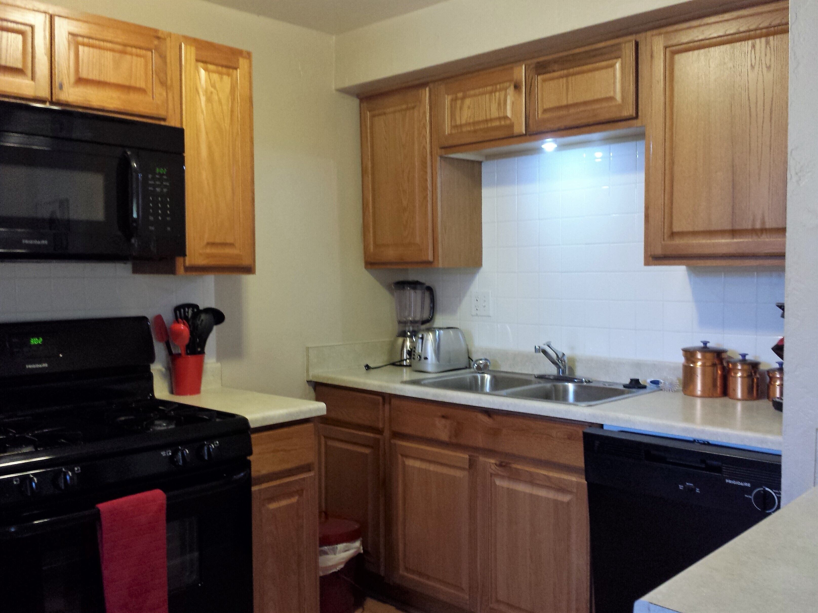 Réfrigérateur, four, plaque de cuisson, cafetière/bouilloire