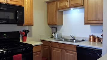 Réfrigérateur, four, plaque de cuisson, cafetière/bouilloire