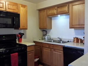 Kühlschrank, Ofen, Herdplatte, Wasserkocher mit Kaffee-/Teezubehör