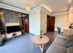 Suite Prestige, balcon, vue sur la mer | Aire de séjour | Téléviseur à écran plat de 36 po avec télévision par satellite