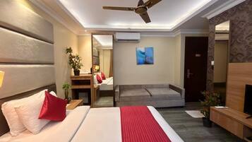 Standard Double Room, Non Smoking | Minibar, in-room safe, individually decorated, individually furnished