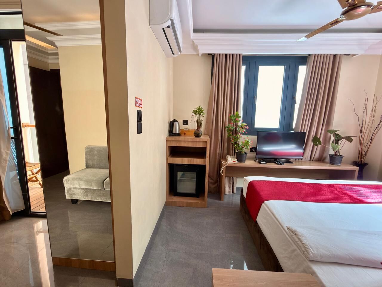 Deluxe Double Room | Minibar, in-room safe, individually decorated, individually furnished