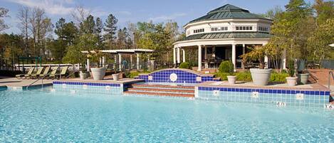 Una piscina cubierta, una piscina al aire libre