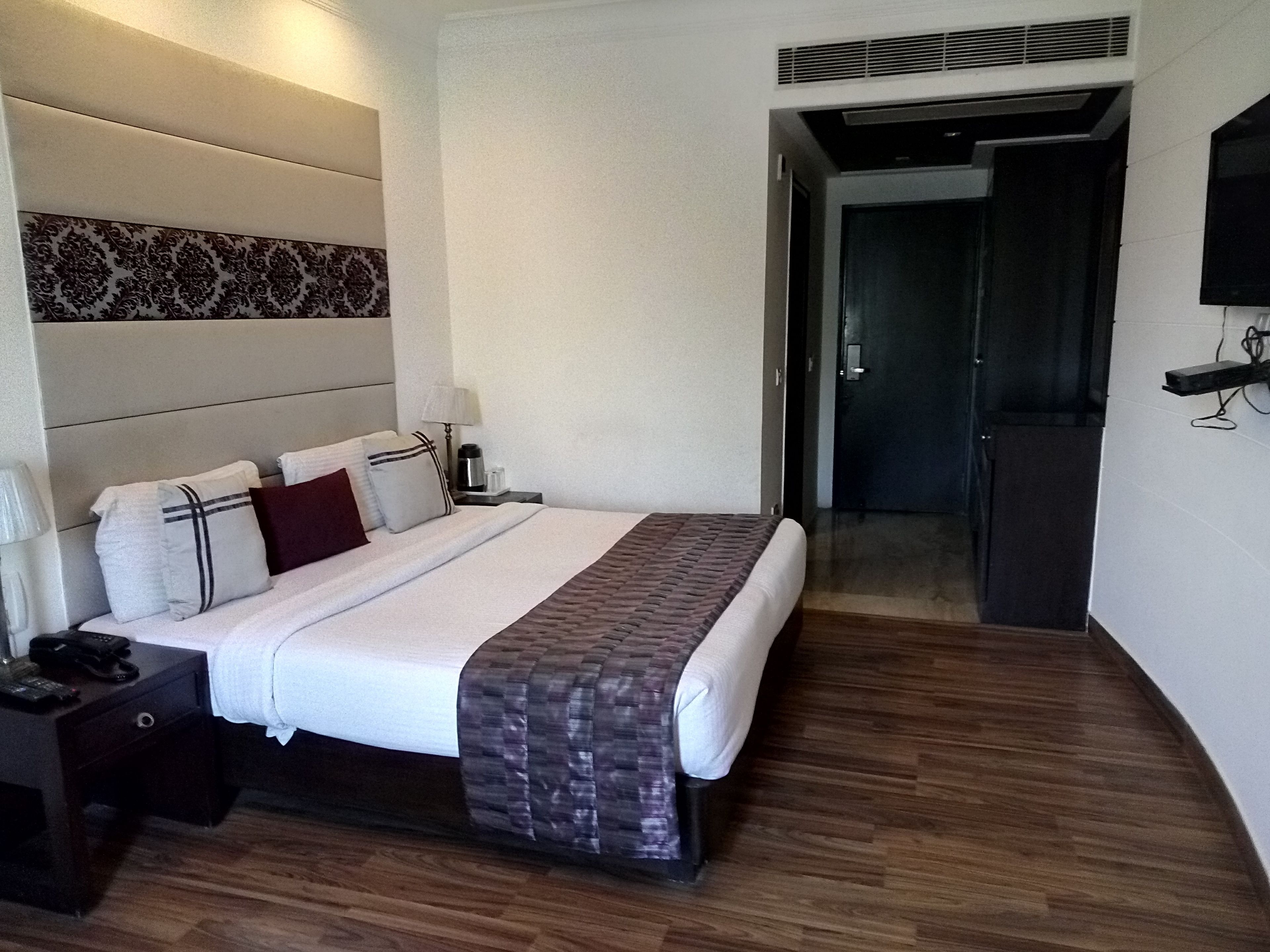 Super Deluxe Room | Minibar, in-room safe, iron/ironing board, rollaway beds
