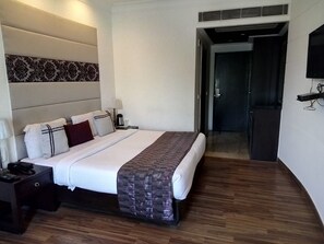 Minibar, in-room safe, iron/ironing board, rollaway beds - Hotel Orchid (Faridabad)