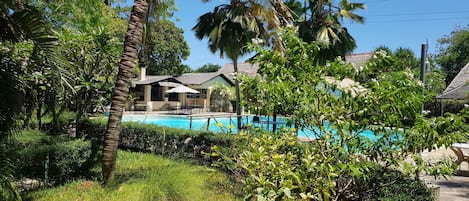 Piscine extérieure, chaises longues