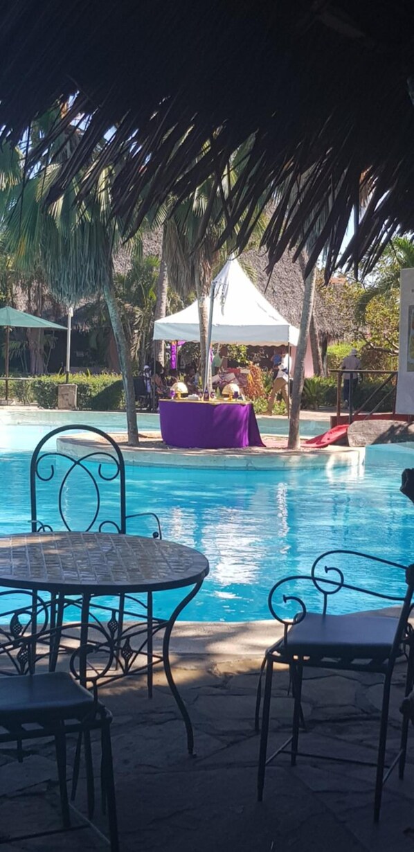 Outdoor pool, sun loungers - Makuti Villas Resort (Kilifi)