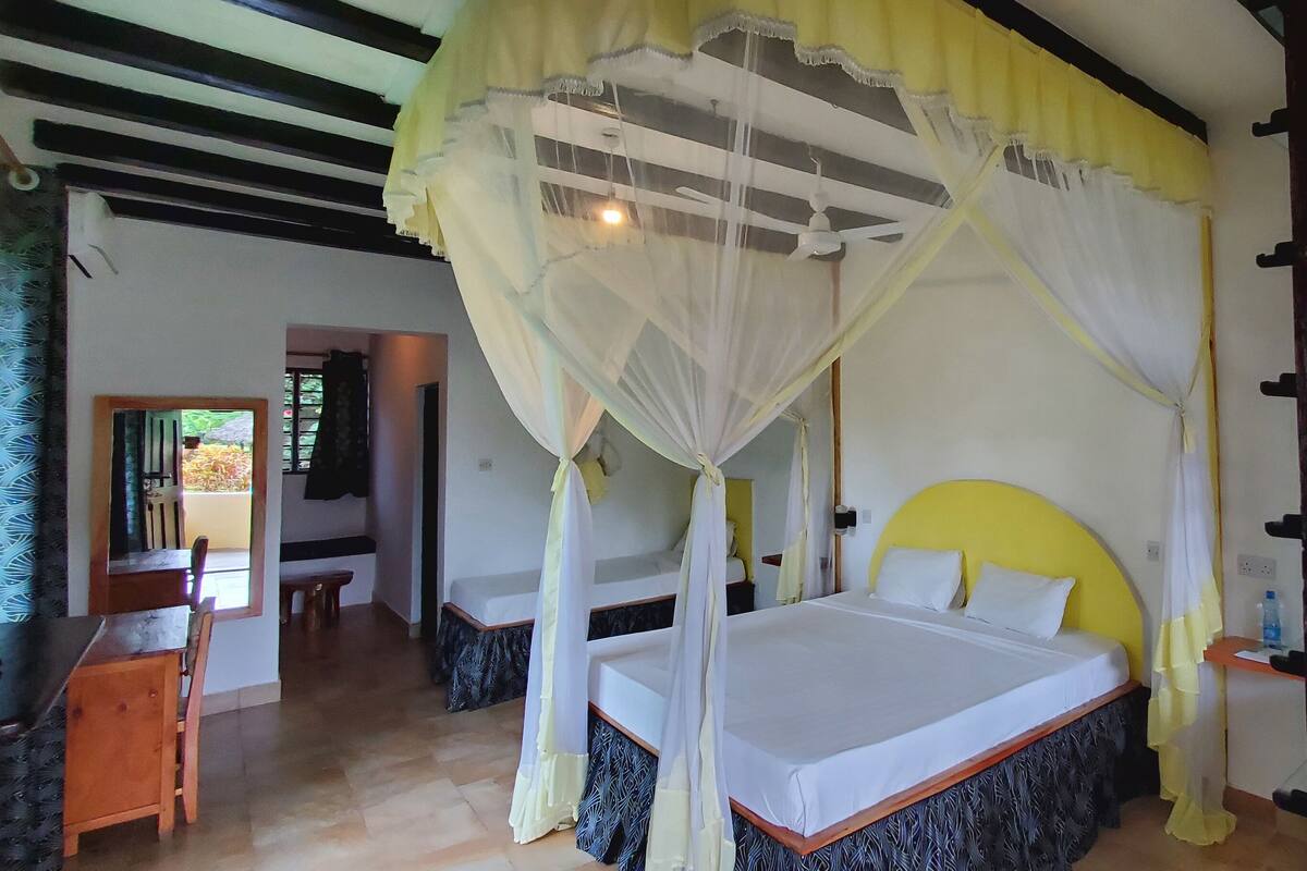Una habitación con una cama, un escritorio y una silla.