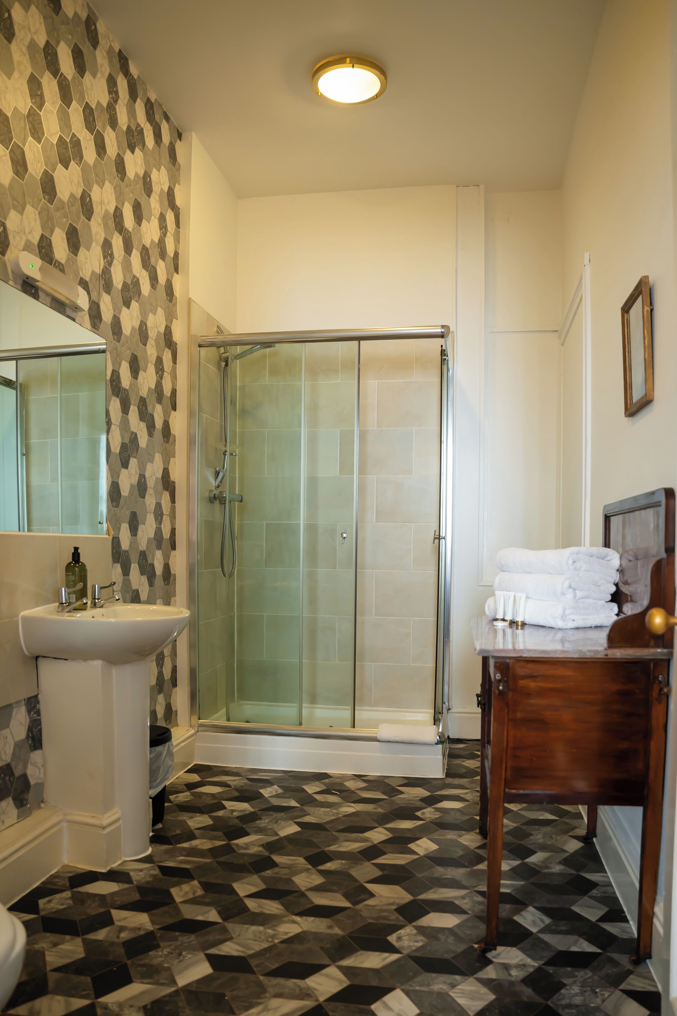 Superior-Studio | Badezimmer | Dusche, kostenlose Toilettenartikel, Haartrockner, Handtücher