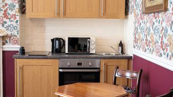 Superior Studio | Private kitchen | Fridge, microwave, oven, stovetop