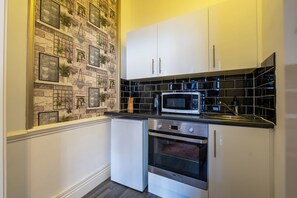 Family Studio | Private kitchen | Fridge, microwave, oven, stovetop