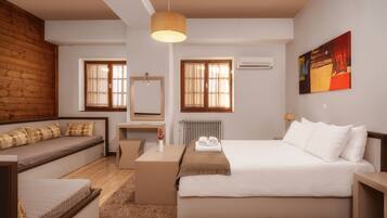 Standaard tweepersoonskamer | Lakens van Egyptisch katoen, luxe beddengoed, een bureau