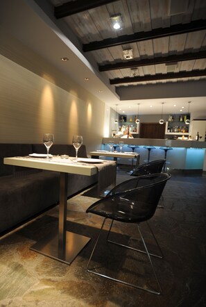 3 Bars/Lounges, Poolbar