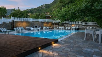 Piscine extérieure, chaises longues