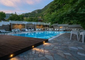 Outdoor pool, sun loungers - Gefyri Hotel (Konitsa)