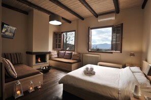 Familiekamer | Lakens van Egyptisch katoen, luxe beddengoed, een bureau