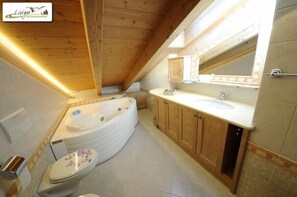 Alpehytte - 2 soveværelser - bjergudsigt | Badeværelse | Separat badekar og bruser, boblebadekar, hårtørrer, bidet