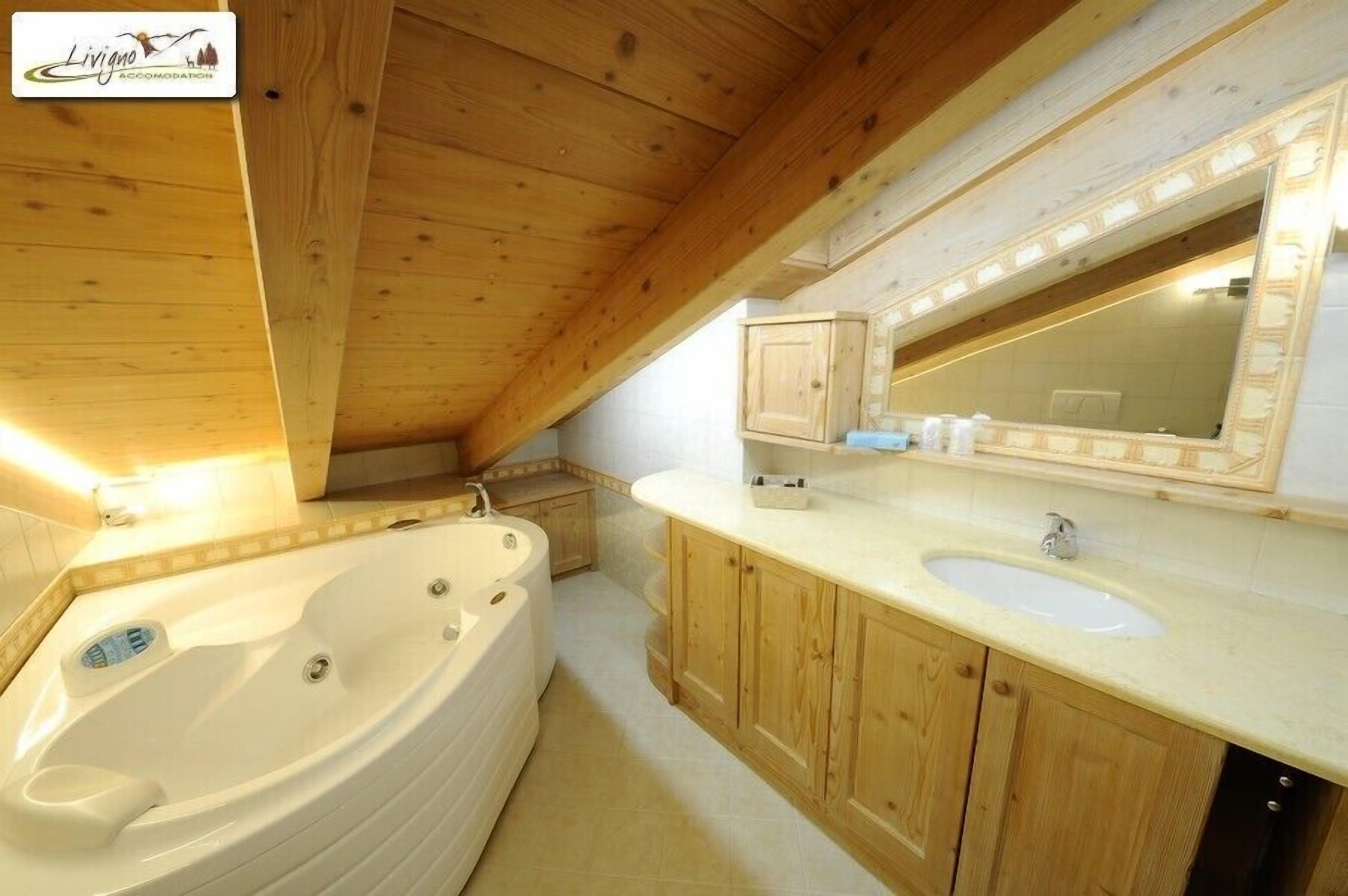 Chalet, 2 kamar tidur, pemandangan gunung | Kamar mandi | Bathtub dan shower terpisah dan bathtub dengan aliran air