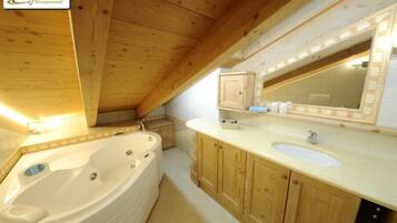 Chalet, 2 kamar tidur, pemandangan gunung | Kamar mandi | Bathtub dan shower terpisah dan bathtub dengan aliran air