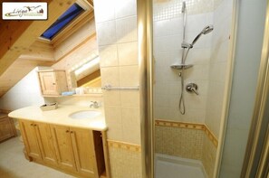 Chalet, 2 Bedrooms, Mountain View | Bathroom | Separate tub and shower, jetted tub, hair dryer, bidet - Chalet Lucky (Livigno)