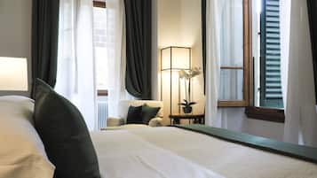 Deluxe Room | 1 bedroom, minibar, in-room safe, iron/ironing board