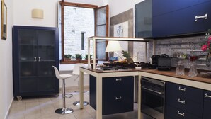 Classic Apartment | Bar mini, peti besi dalam bilik, seterika/papan seterika, Wi-fi percuma 