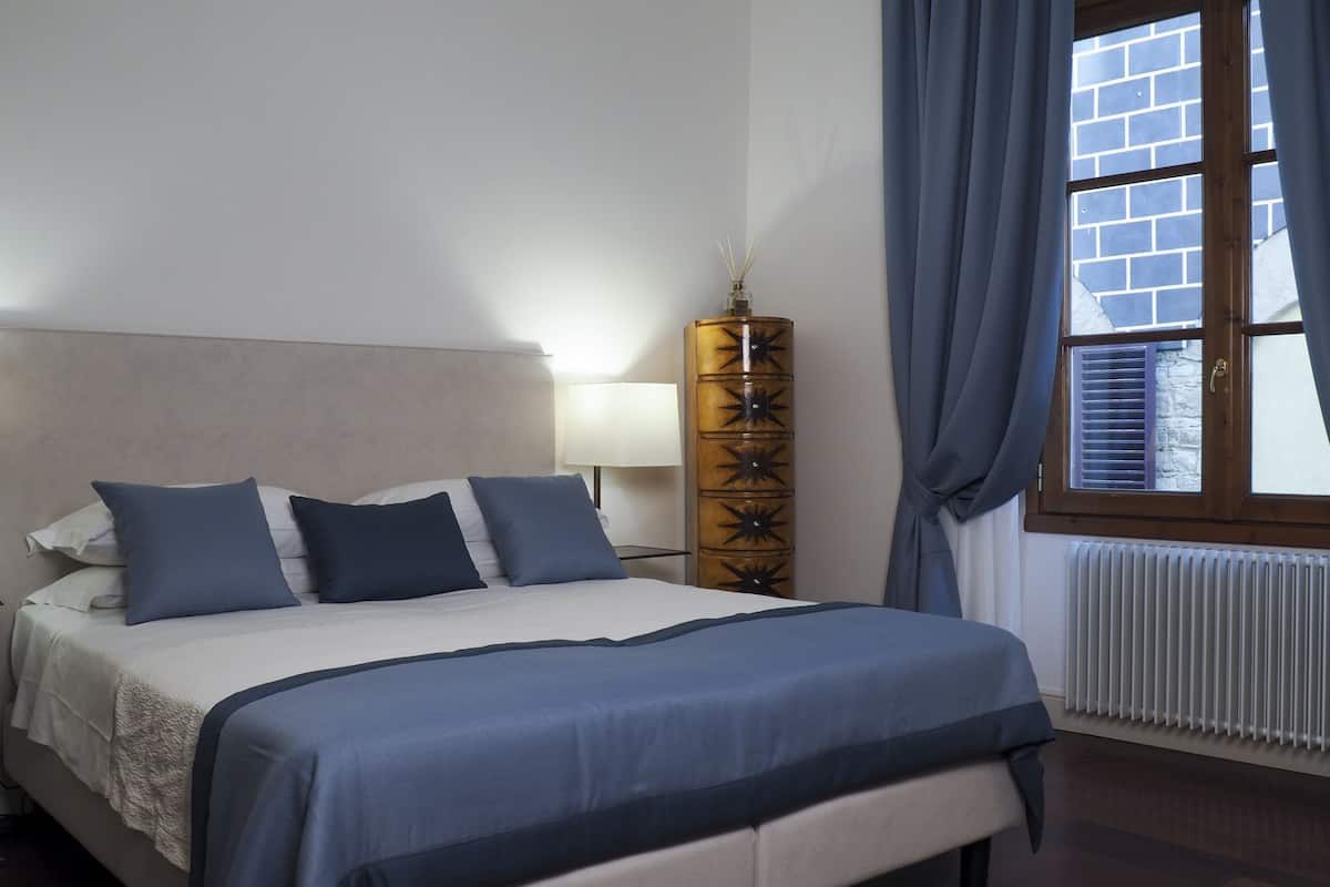 Quarto casal superior | Frigobar, cofres nos quartos, ferros/tábuas de passar roupa