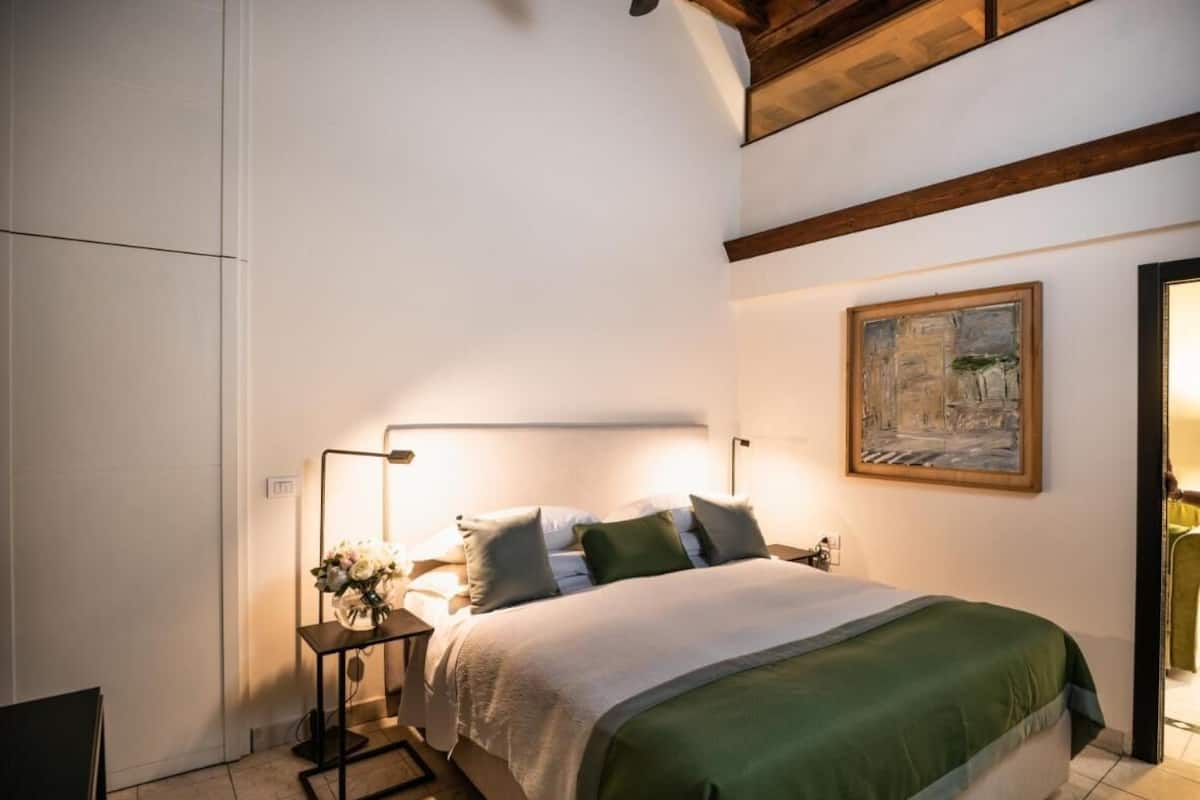 Frigobar, cofres nos quartos, ferros/tábuas de passar roupa
