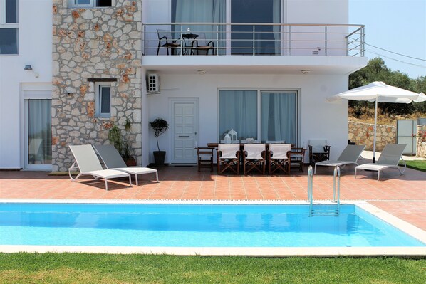 Outdoor pool - Villa Dimitra (Chania)