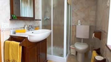Shower, rainfall showerhead, free toiletries, hair dryer