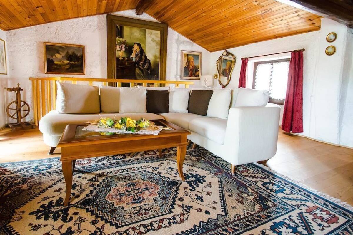 Suite | Living area | TV