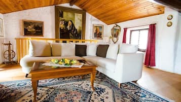 Suite | Living area | TV