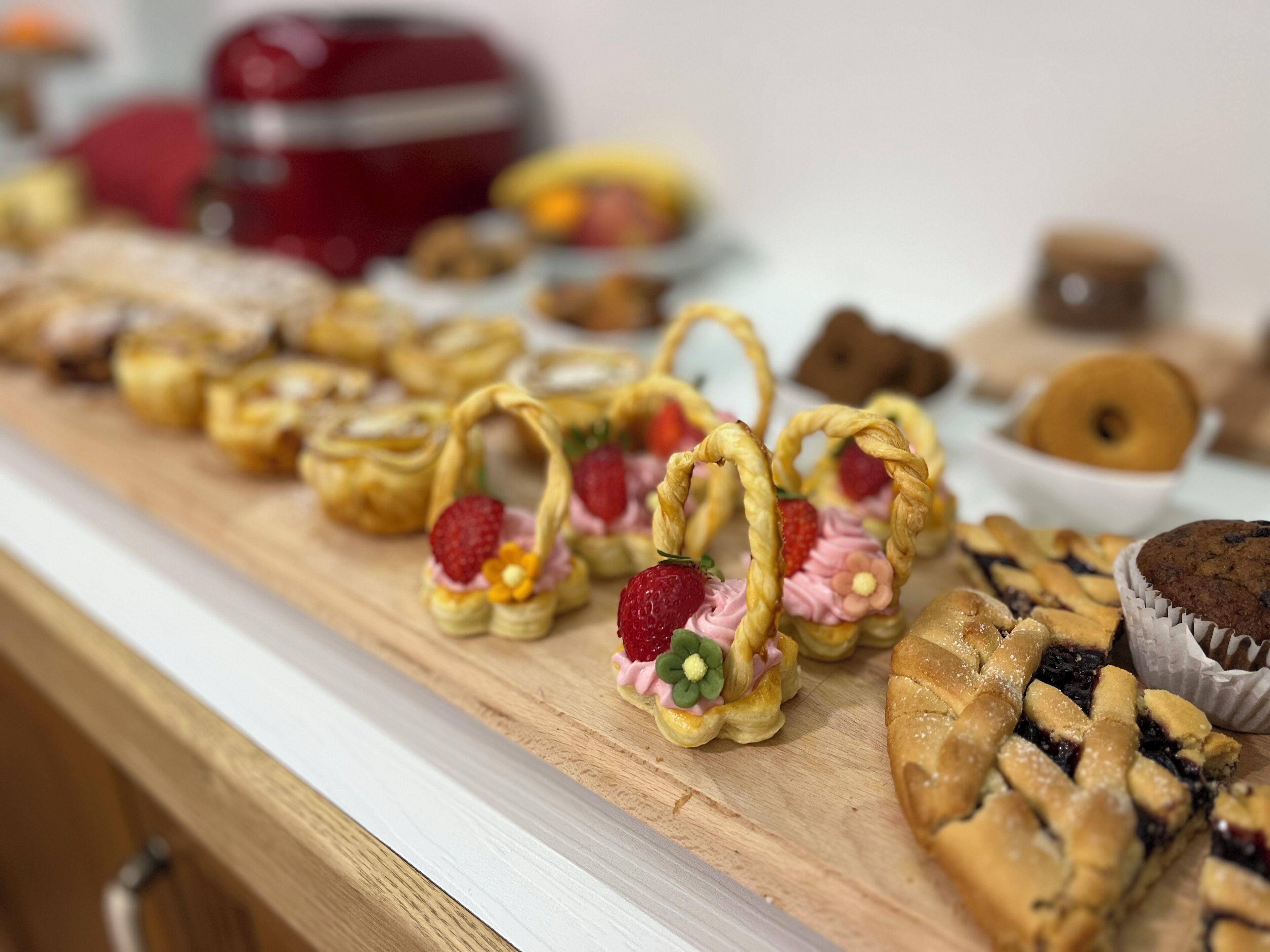 Une variété de pâtisseries et de desserts disposés sur une table en bois.