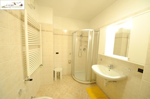 Appartement, 2 chambres | Salle de bain | Douche, sèche-cheveux, bidet, serviettes fournies