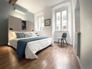 Escritorio, wifi gratis, ropa de cama