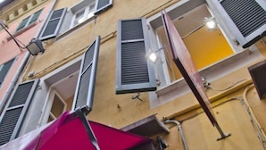 Un immeuble à plusieurs étages, doté de nombreuses fenêtres et de balcons.
